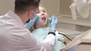 检查女孩牙齿的牙医16秒视频