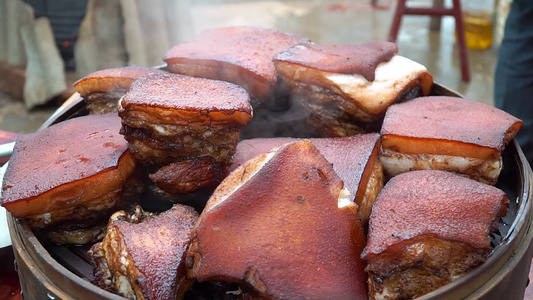 湖南地方美食虎皮扣肉美食制作新鲜出炉视频