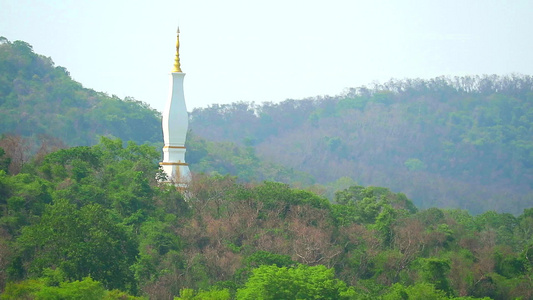 夏天在山上的黄金白塔在Thamprathun寺庙视频