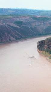 5k航拍陕北黄土高坡上的黄河大峡谷及周边的铁路和山脉超高清视频