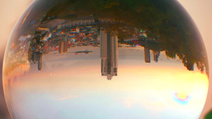水晶球里倒着的城市的日落37秒视频