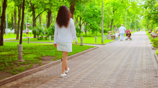 女孩在街上漫步视频