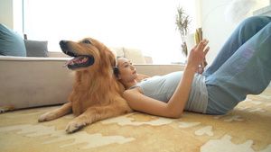 狗狗和孕妇悠闲的躺在客厅12秒视频