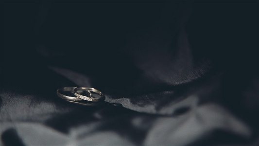 婚纱戒指用钻石贴近白金视频