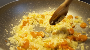 用蔬菜在大锅上煮炒饭19秒视频