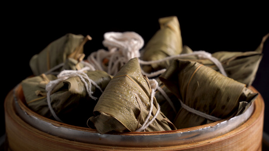 烹饪大米在蒸汽机里煮菜为龙船杜安武节准备新鲜食物视频