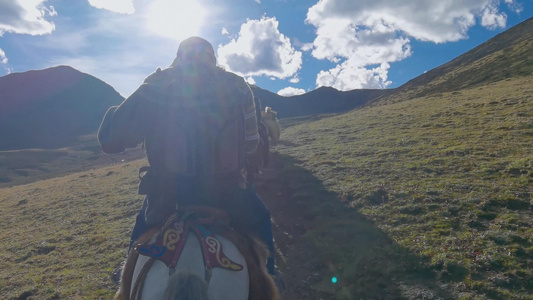 顶着烈日骑马登山的马队第一视角拍摄视频
