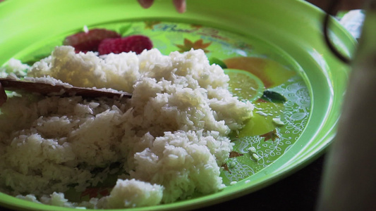 老太太把糯米和糖等配料混合在一起泰国芒果糯米饭的制作视频