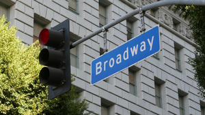 百老汇街名地名标志和美国支柱上的红绿灯在市中心的道路8秒视频