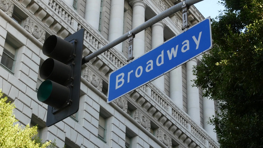 百老汇街名地名标志和美国支柱上的红绿灯在市中心的道路视频