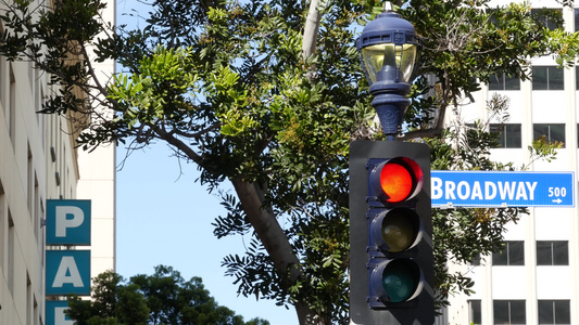 百老汇街名地名标志和美国支柱上的红绿灯在市中心的道路视频