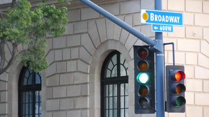 百老汇街名地名标志和美国支柱上的红绿灯在市中心的道路18秒视频