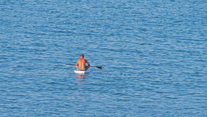 1名男子在卡利比亚蓝海的皮艇上4k21秒视频