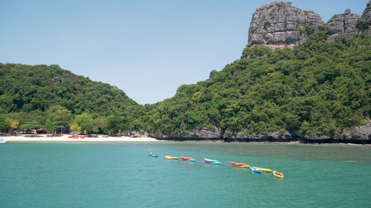 在苏梅岛旅游天堂热带度假胜地附近的安通国家海洋公园视频