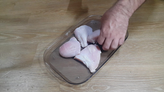 鸡肉在厨房被切成碎片并配有锋利的剪刀视频