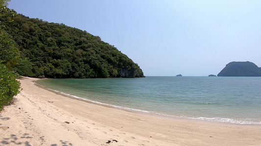 影片从沙滩左向右移动在海湾背景海面和岛屿的光浪在科赫视频