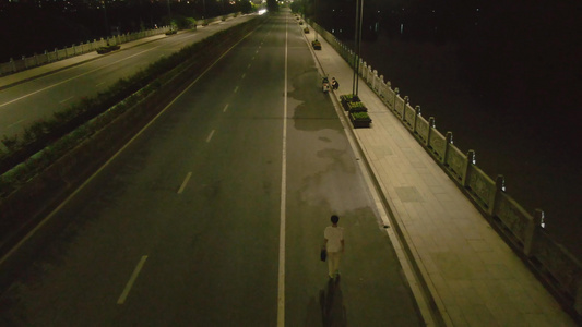 航拍城市夜景道路行走的路人视频