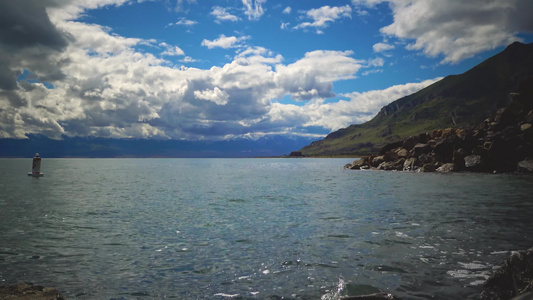 大盐湖州立公园航行浮标在大盐湖犹他河的水上摇摆视频
