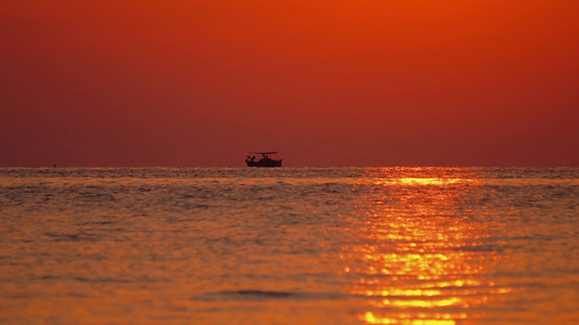 海上日落日出背景监视船的休眠日出背景视频