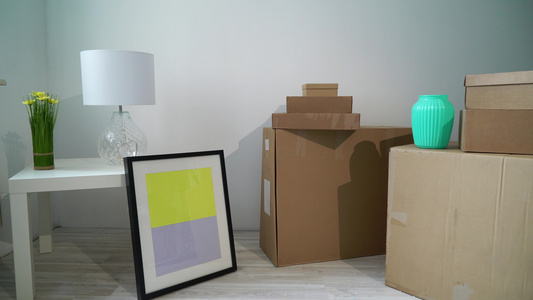 搬家或搬迁到新住宅公寓或办公室纸板箱拆包视频