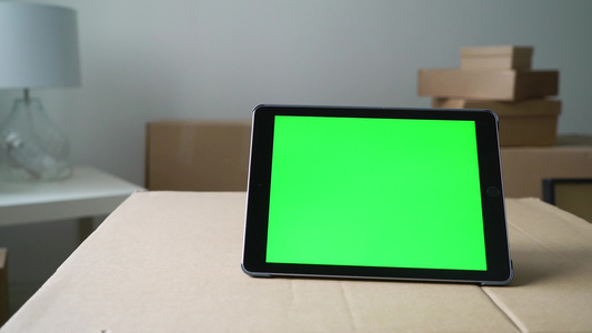搬家或搬迁到新住宅公寓或办公楼的平板纸上带有绿色屏幕视频