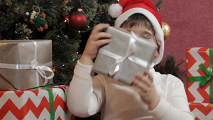 小男孩摇着圣诞礼物盒的圣诞节9秒视频