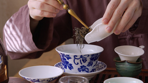 在茶碗里倒茶叶叶的手10秒视频