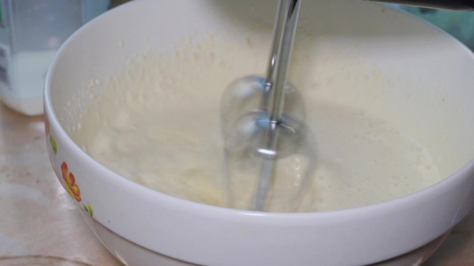 淡奶油打蛋器打发奶油做蛋糕西点视频