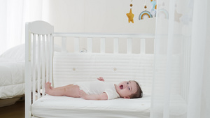 婴儿床上的可爱小宝宝11秒视频