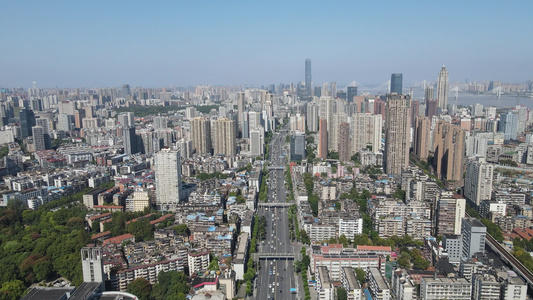 航拍湖北武汉城市高楼中的交通视频