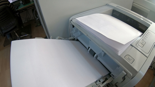 用激光打印机打印文件纸的作用办公室工作工作时间视频
