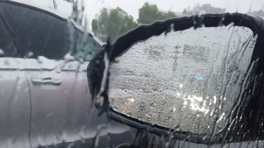 下雨天汽车雨刮器 慢镜头视频