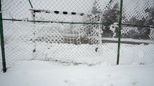 足球和手球中心法庭及目标的空视角冬季有雪网覆盖视频