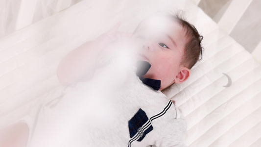 婴儿床上的可爱小宝宝视频
