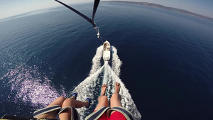 蓝海上空的年轻夫妇双腿搭乘汽车快艇渡上登陆在croatia12秒视频