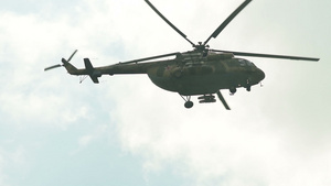 两架军用直升机在空中飞行14秒视频