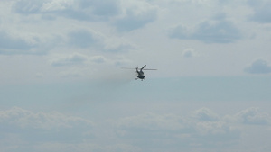 直升机在空中飞行17秒视频