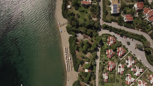 度假镇空中射击海边有小屋的度假村格雷西40秒视频