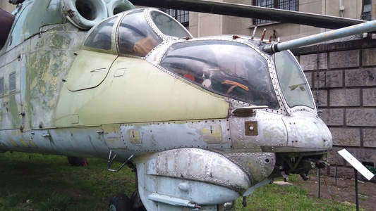 旧军用直升机展示在博物馆上视频