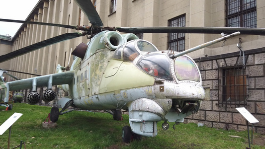 旧军用直升机展示在博物馆上视频