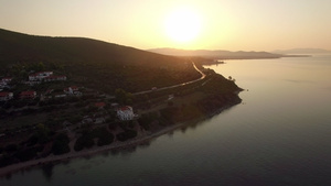 日落时在海面和特里科夫海滩海岸上飞翔18秒视频