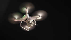 深夜空中观察飞行时的无人驾驶飞机7秒视频