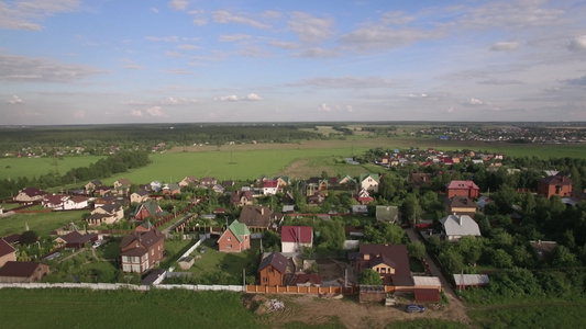 俄罗斯的村庄周围有田地空中视频