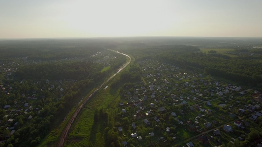 与农村和列车行驶俄罗斯的空中景象视频