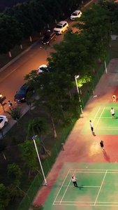 航拍城市夜晚灯光球场上比赛健身运动的人群素材体育素材视频