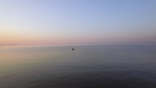大海孤单的船和天线的空中夜视视频