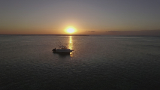 日落时在海上的游艇上飞翔视频