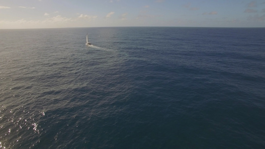 在公海或海洋航行的游艇上飞行视频