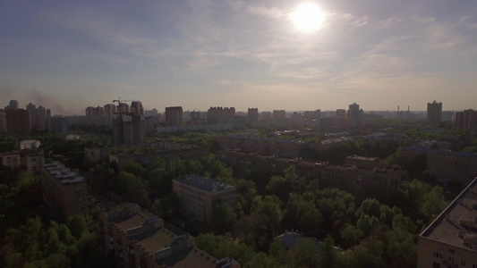 乘飞机飞越住宅区在俄罗斯莫斯科有房屋视频