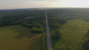 在俄罗斯的农村公路上空中和空中运输车辆30秒视频